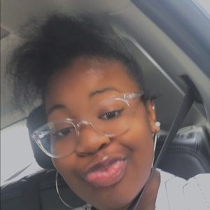 Meet your Posher, Joya